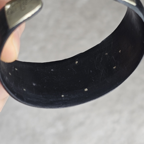 Hand carved bone bracelet with hand hammered etched silver on-lays Artis… - Picture 7 of 17